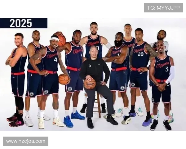 快船训练营首日盛况:灯泡组合同框小卡与比尔携手出击